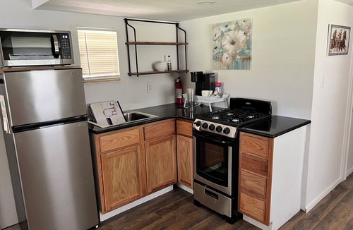Silas Cottage | Cozy, 1 Bedroom, 1.5 Bathroom, ADULTS ONLY, Smoke-free Tiny House.