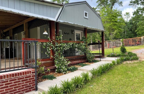 Silas Cottage | Cozy, 1 Bedroom, 1.5 Bathroom, ADULTS ONLY, Smoke-free Tiny House.