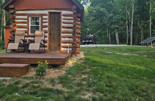 Wilder Cabin | Cozy 1-bedroom cabin in wonderful Wilder with AC, Hot Shower, WiFi, and more