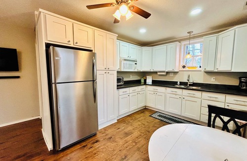 Estill Springs Cottage | Cozy 1-bedroom lake side cottage in beautiful Estill Springs