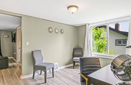 Keego Harbor Apartment | Cozy 1-bedroom with WiFi and AC in quaint Keego Harbor