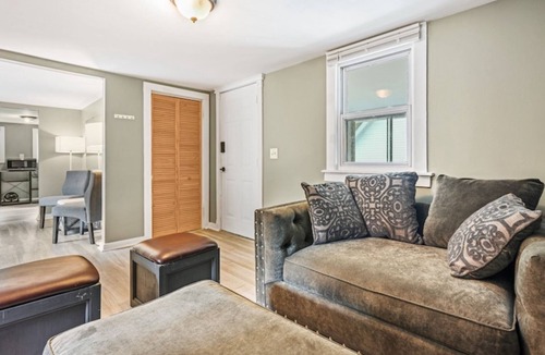 Keego Harbor Apartment | Cozy 1-bedroom with WiFi and AC in quaint Keego Harbor