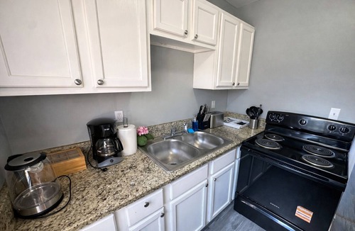 Birmingham Apartment | Cozy 1BR Retreat with Parking Close to Downtown Birmingham and UBA