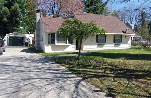 St. Helen House | cozy 2 bedroom close to trails and boat launch three minutes