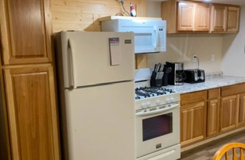 Fibre Cabin | Cozy 2-bedroom cabin near endless trails. Family and pet friendly. Fire pit & AC