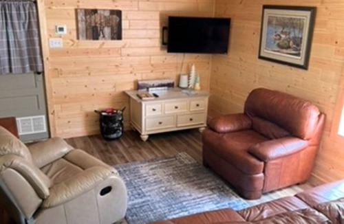 Fibre Cabin | Cozy 2-bedroom cabin near endless trails. Family and pet friendly. Fire pit & AC