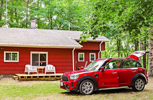 Paris Cabin | Cozy 2-bedroom cabin with outdoor barrel sauna, outdoor shower and fire pit