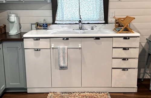 Petoskey Cabin | Cozy 2 Bedroom Cottage in the Woods, Near Petoskey, Golf Courses and Ski Resorts
