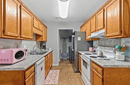 Flowood House | Cozy 2-bedroom family-friendly house featuring beautiful murals by local artist.