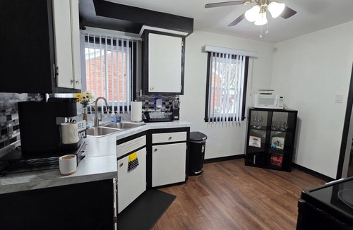 Inkster House | Cozy 2-bedroom house in surrounding Metropolitan area just minutes from DTW