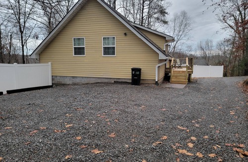 Heiskell Cottage | Cozy 2-bedroom rural coach house convenient to I-75 and the Knoxville area.