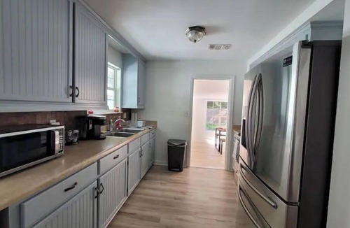Pensacola Cottage | Cozy 2Bd/1Ba Cottage Minutes to Downtown and NAS!
