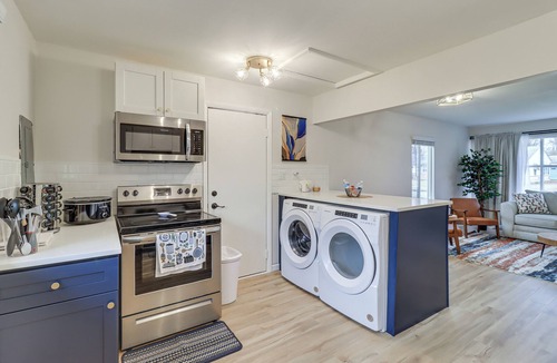 Oak Park House | Cozy 2BR/1BA Ranch - Near Downtown Royal Oak