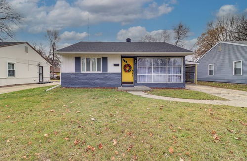Oak Park House | Cozy 2BR/1BA Ranch - Near Downtown Royal Oak