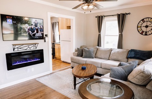Pontiac House | Cozy 3 bedroom Bungalow near Great Lakes Crossing & Pine Knob
