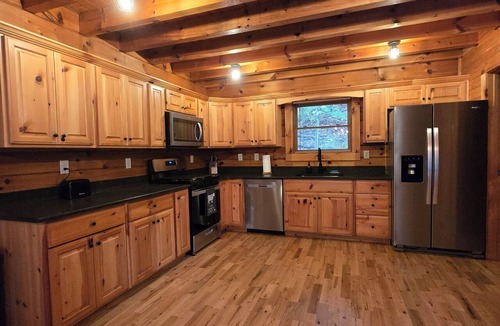 Lancaster Cabin | Cozy 3BR Cabin, 5 minutes to Center Hill Marina, Gated Community, Sleeps 10