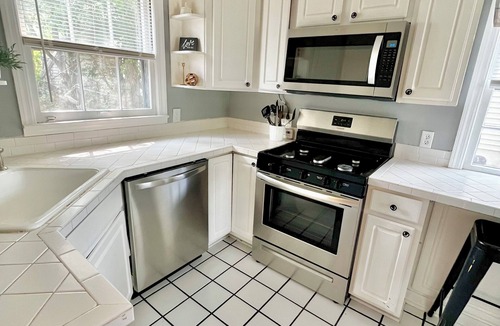 Flint House | Cozy 3BR Home Sleeps 6 Fast WiFi Family & Pet Friendly!