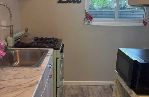 Belleville Cottage | Cozy 4-bedroom Victorian cottage in peaceful Belleville with AC