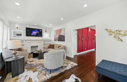 Avalon Park House | Cozy 5BR Chicago Retreat Sleeps 10