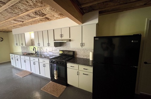 Eaton County House | Cozy Amish farm house. Perfect for large family gatherings with two kitchens!