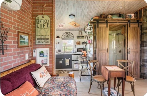 Cave City House | Cozy bungalow sleeps 4 in charming Cave City -15 min- Mammoth Cave National Park