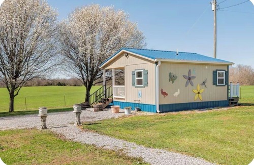Cave City House | Cozy bungalow sleeps 4 in charming Cave City -15 min- Mammoth Cave National Park