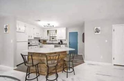 West Pensacola House | Cozy cabin w/fire pit & BBQ