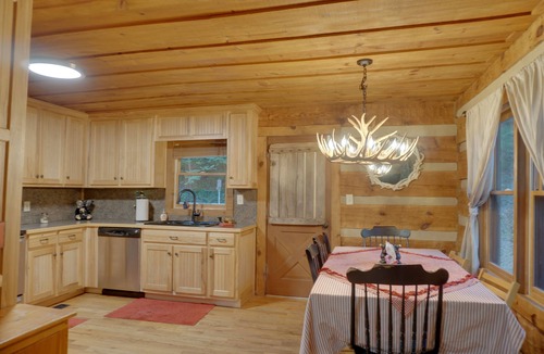Tate Cabin | Cozy Cabin with ADA accessible, golfing, hiking, beach, tennis, and more!