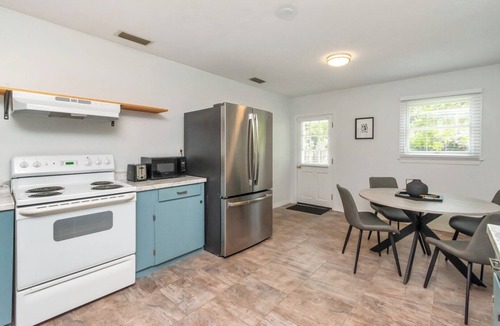 Mobile House | Cozy, Comfortable Home-Away-From-Home. Space for Work & Relaxation.