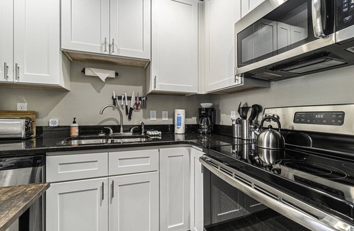Manistee Condo | Cozy Efficiency at Downtown Manistee