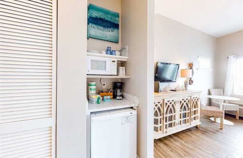 Gulf Place Apartment | Cozy Hotel-Style- near beach & dining with kitchenette, pools, hot tub, & tennis