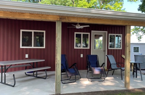 Greenville Cottage | Cozy lake view cottage in awesome Greenville with WiFi, AC