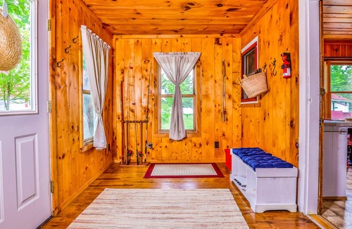 Phelps Cabin | Cozy lakefront cabin with kayaks, community pier, WiFi & quiet location