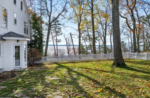 Forest Beach House | Cozy Lakeview Carriage House – Your Perfect Vacation Escape!
