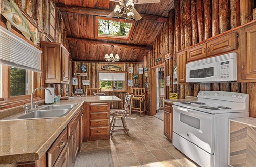 Florence Cabin | Cozy Log Cabin Escape on Lake Emily