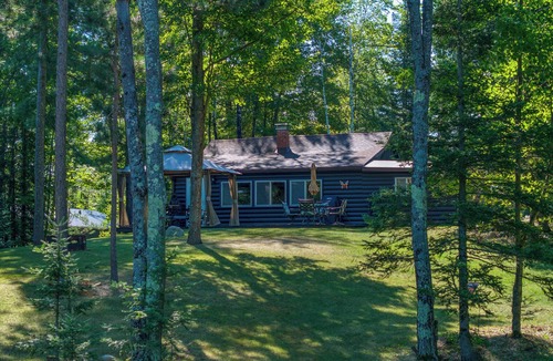 Florence Cabin | Cozy Log Cabin Escape on Lake Emily