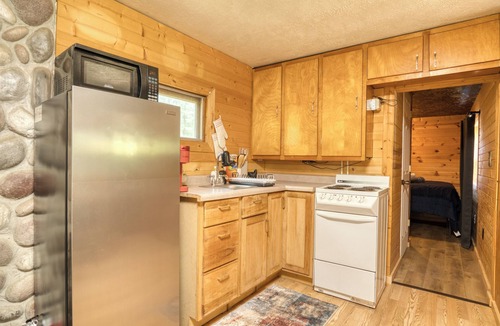 Fountain Cabin | Cozy Log Cabin with Dock, Kayaks, Firepit, AC, minutes to Ludington and Lake MI