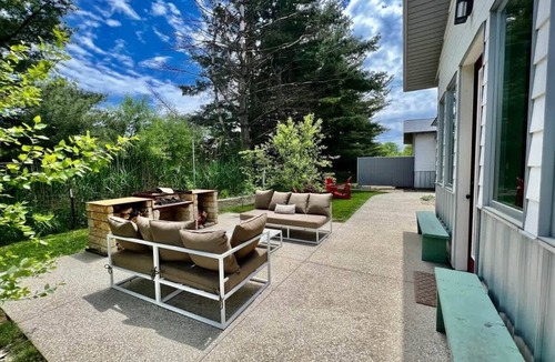 Harbert House | Cozy Luxury Bungalow with Hot Tub & EV Charger