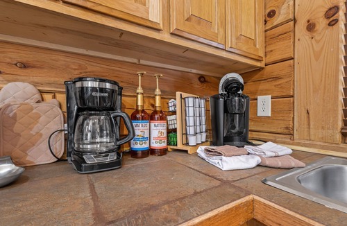 Wears Valley Cabin | Cozy Mountain Retreat 5 Min from Smokies Entrance.