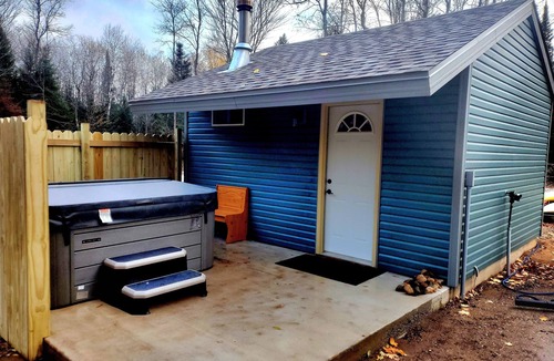 Goodman Cabin | Cozy Northwoods Mini Cabin.*SAUNA/HOT TUB*ATV/SNOWMOBILE TRAILS*
