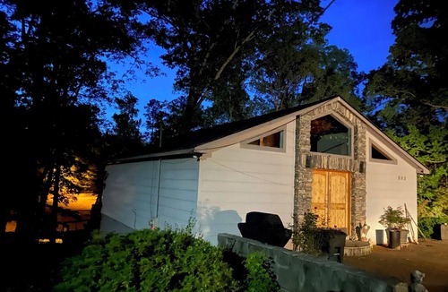 Hamilton House | Cozy open studio cabin with a relaxing vibe on serene Lake Harding.