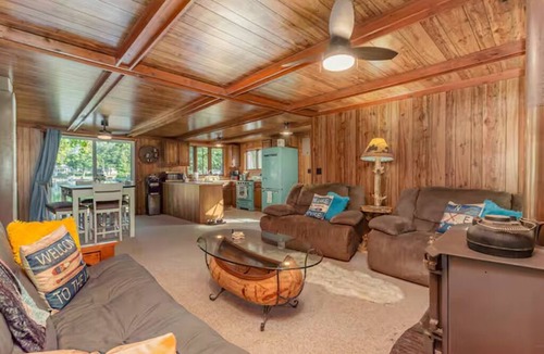 Harrison Cabin | Cozy Pet Friendly Dodge Lake Cabin and 3 Kayaks!