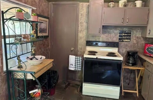 Samantha Cabin | Cozy private 1-bedroom cabin in peaceful Northport with AC