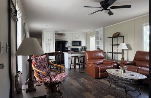 Elberta House | Cozy & quiet 2 bedroom country getaway, close to all the fun!