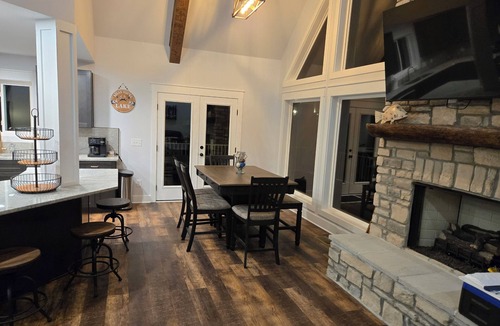 Rockford House | Cozy Ridge Retreat: A Spacious 6-bed waterfront house on beautiful Lake Mitchell