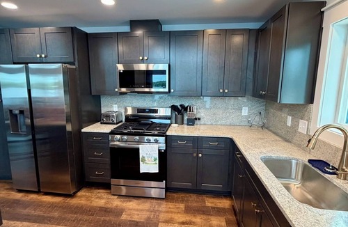 Rockford House | Cozy Ridge Retreat: A Spacious 6-bed waterfront house on beautiful Lake Mitchell