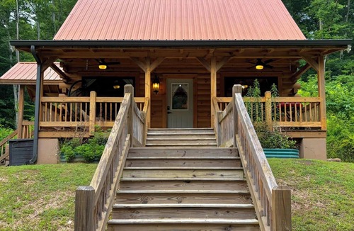 Dunlap Cabin | Cozy, secluded Dunlap cabin with a creek and playset by hangglider landing zone