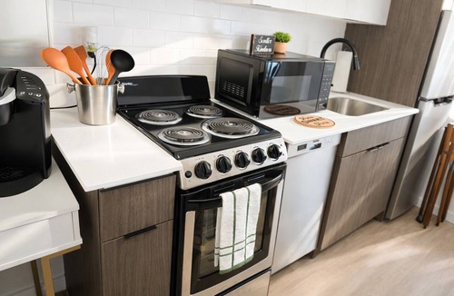 Midtown Apartment | Cozy Studio Downtown Detroit Steps from Wayne State University