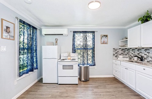 South Pensacola Cottage | Cozy Studio Retreat Near Downtown Pensacola
