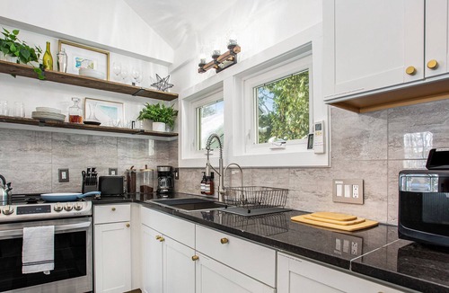 Fulton Heights House | Cozy Stylish Cottage In the City, Close to Everything GR, Extended Stay Welcome